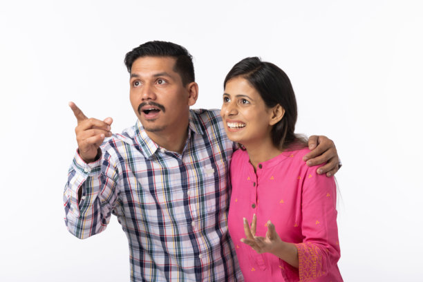 身穿休闲服的印度年轻情侣在白色背景下的照片图片下载