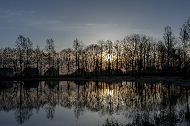 几乎无风的傍晚，平静的湖面上的全景照片。图片下载
