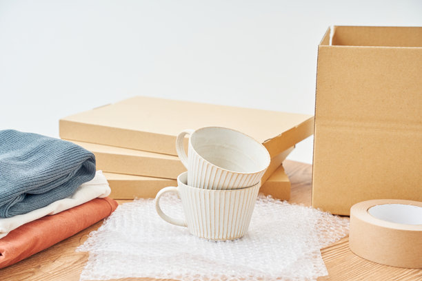 在线跳蚤市场概念，配有纸箱和包装材料 - 生活方式图片图片下载