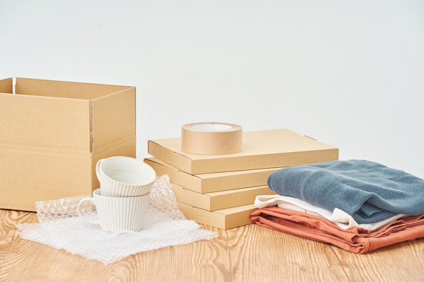 在线跳蚤市场概念，配有纸箱和包装材料 - 生活方式图片图片下载