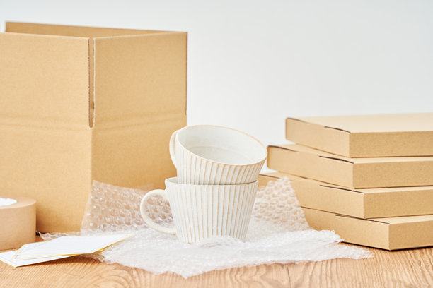 在线跳蚤市场概念，配有纸箱和包装材料 - 生活方式图片图片下载