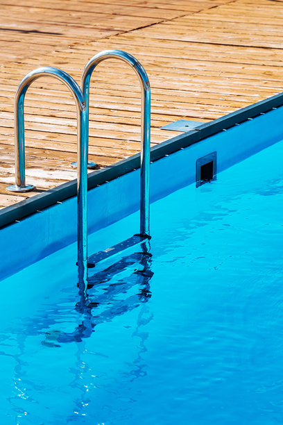游泳池梯子。垂直。高质量照片。图片下载