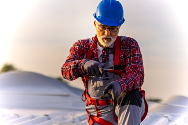 技术人员检查安装在建筑屋顶的太阳能发电厂的库存照片图片下载