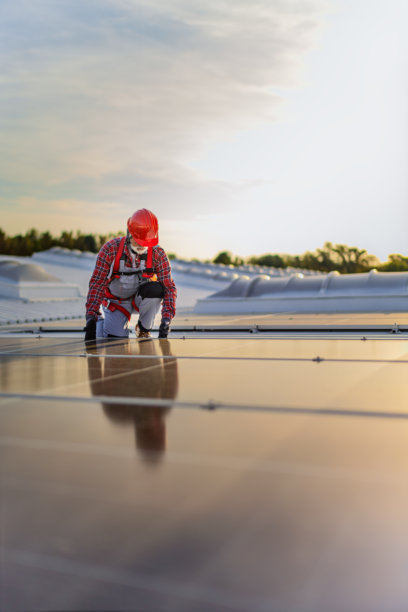技术人员检查安装在建筑屋顶的太阳能发电厂的库存照片图片下载