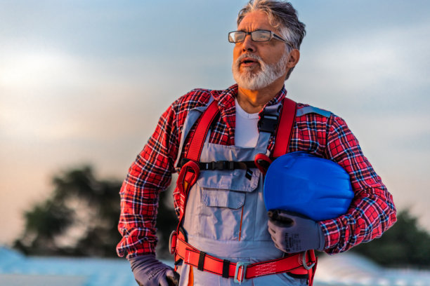 技术人员检查安装在建筑屋顶的太阳能发电厂的库存照片图片下载