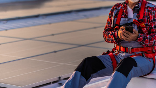 技术人员检查安装在建筑屋顶的太阳能发电厂的库存照片图片下载