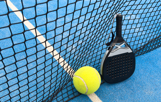 帕德尔网球拍、运动场和球。下载高质量照片以用于体育应用程序或社交媒体广告的设计。图片下载