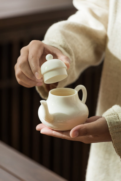 在家里泡茶，一边放松一边享用。美丽的茶叶图片，茶具图片下载