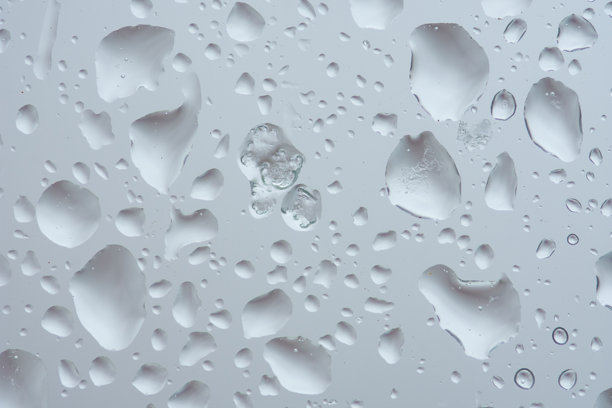 玻璃上布满了雨滴。微距照片图片下载