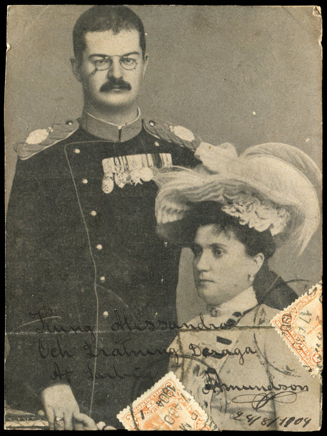 一张1900年代的复古塞尔维亚亚历山大国王和德拉加王后的照片明信片，适合用于历史事件或报道背景。图片下载