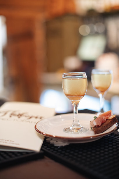 穿着黑色礼服、妆容华丽的优雅美丽女性，背景为美丽的散景照片图片下载