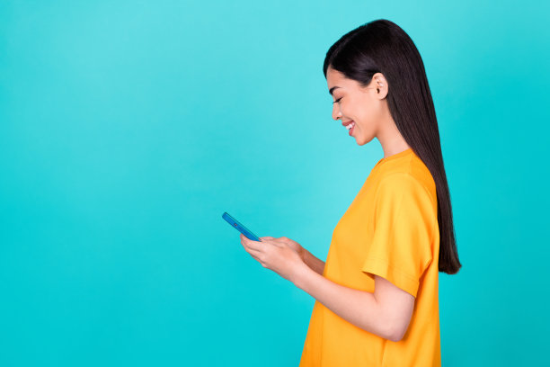 穿着橙色T恤的快乐千禧女性在青绿色背景下拍摄的个人头像照片图片下载