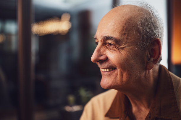 室内快乐老人的特写照片图片下载