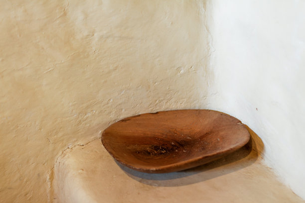 极简风格的图片，展示了一块旧木盘和白色泥墙。图片下载