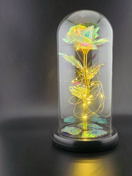 照片展示了一朵被玻璃包裹的金色玫瑰。图片下载