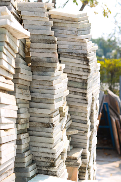 建筑工地上的大理石瓷砖堆，特写照片图片下载