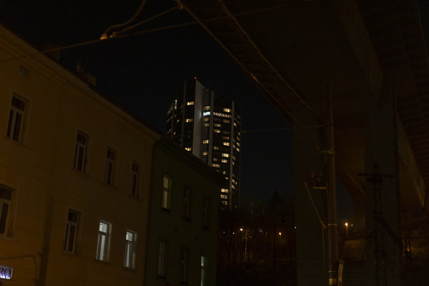 模糊不清的照片，展示了夜间的城市街道图片下载