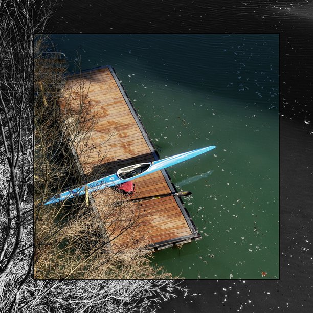 黑白边框内的彩色照片，展示在皮亚韦河上划独木舟的场景图片下载