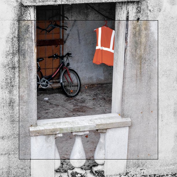黑白边框内的彩色照片，窗户旁有一辆自行车和一件橙色背心图片下载