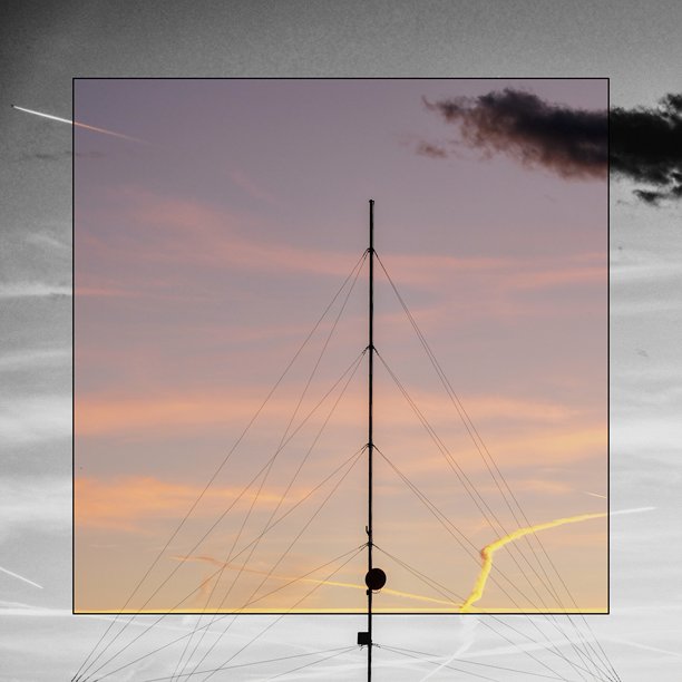 黑白边框内的彩色天线日落照片图片下载