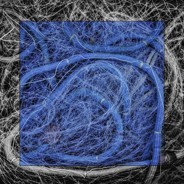 黑白边框内的彩色渔网照片，拍摄于卡奥尔。图片下载