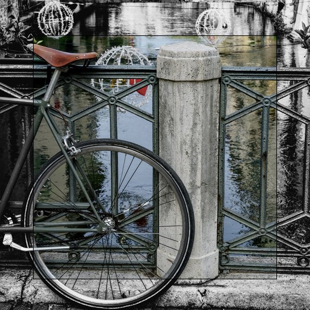 黑白边框内的彩色照片，展示了一辆靠在栏杆上的自行车图片下载