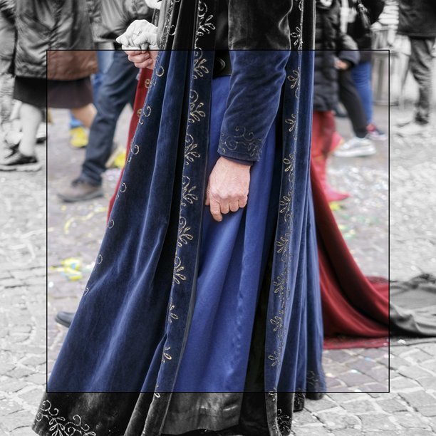 黑白边框内的彩色特定服装照片图片下载