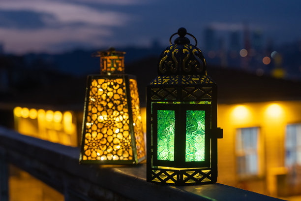 五彩缤纷的拉马丹灯笼，拉马丹月背景，开斋节快乐概念照片，乌斯屈达尔，伊斯坦布尔，土耳其图片下载