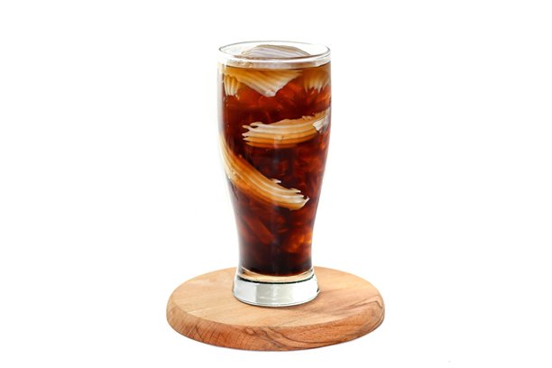 椰子片准备与美式冰咖啡混合椰子水饮用，摆放在木盘上，背景为白色，采用孤立照片风格。图片下载