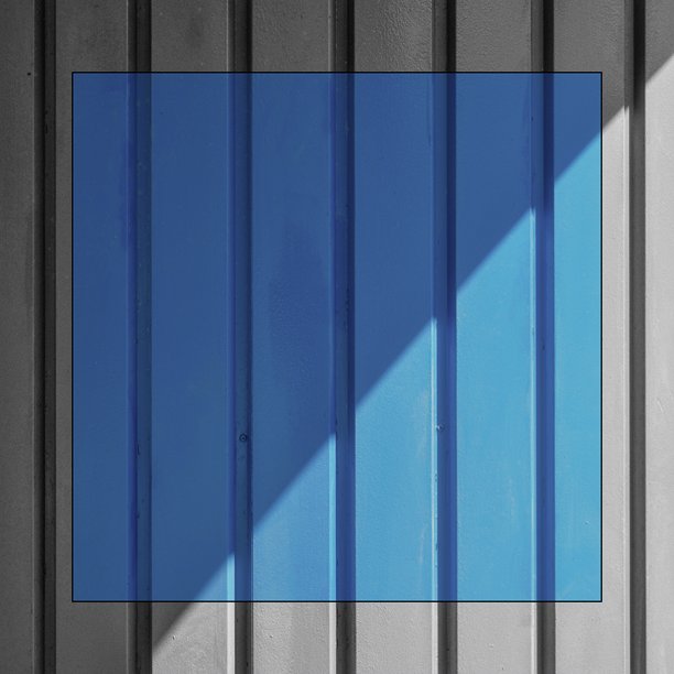 黑白边框内有浅蓝色面板的彩色照片。图片下载