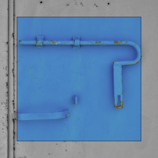 黑白边框内的彩色铁门细节照片图片下载