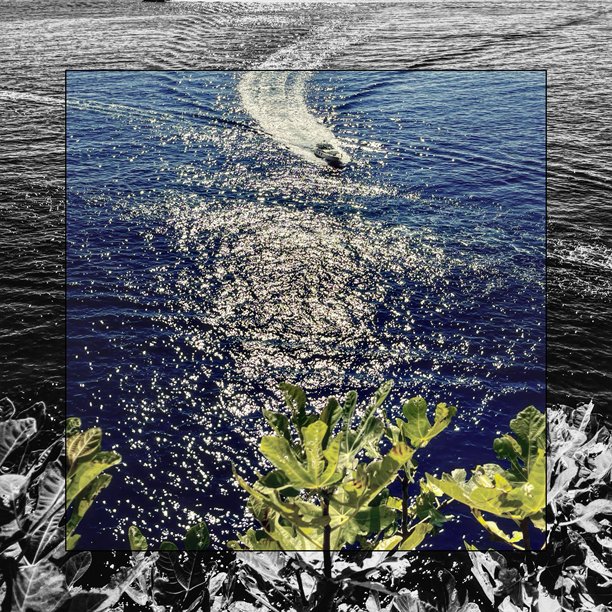 黑白边框内的阿马尔菲海岸彩色全景照片图片下载