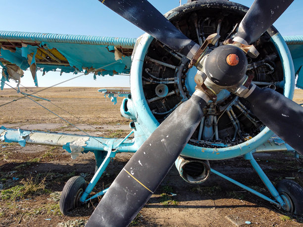 这张照片展示了草原如何成为废弃飞机的储存地。图片下载