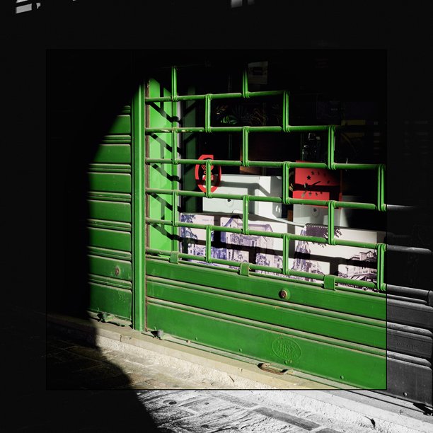 黑白边框内的彩色照片，展示了门廊下的绿色百叶窗图片下载