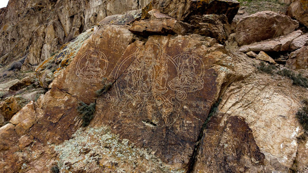 照片展示了草原上的石头上的象形文字。图片下载