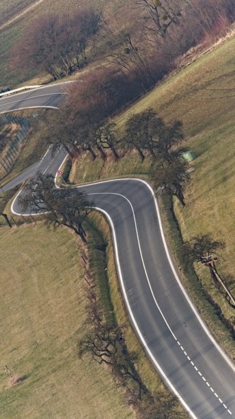 空旷道路的抽象鸟瞰照片。图片下载
