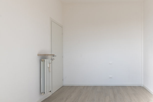 房屋室内在家居布置和重建前的状态 - 房地产和建筑的图片图片下载