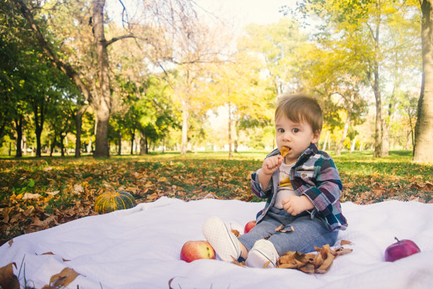公园里的婴儿照片图片下载