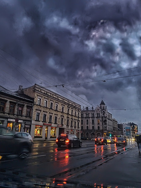 雨中的城市照片，云彩、汽车和水洼图片下载