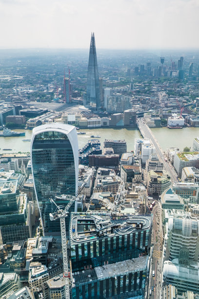伦敦金融区摩天大楼上空的航拍照片，远处可见碎片大厦。图片下载