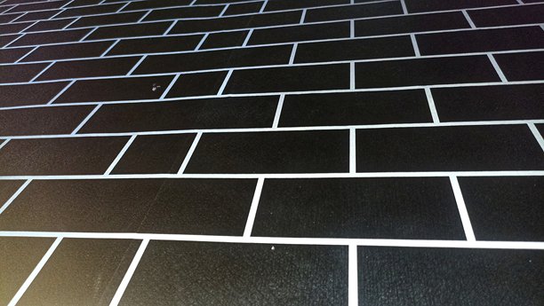 黑色砖块图案的墙壁照片，带有白色线条图片下载