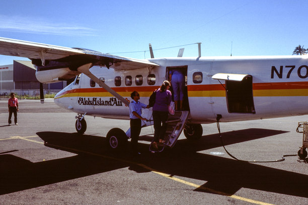 1986年历史照片，展示了阿罗哈岛航空的德哈维兰加拿大DHC-6-300双水獺飞机，拍摄于夏威夷毛伊岛的哈纳机场。图片下载