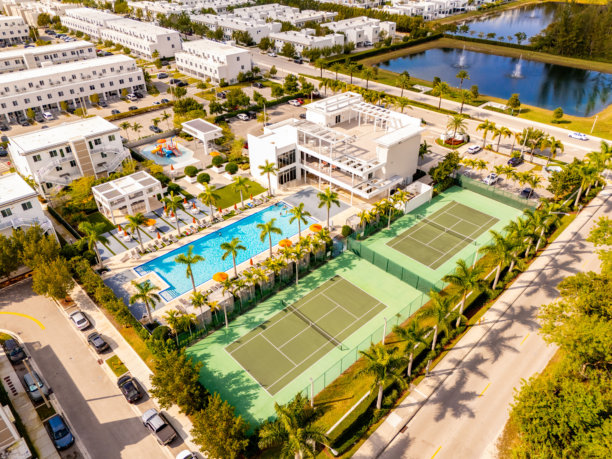 高档住宅社区LAndmark at Doral的俱乐部会所航拍照片，配备各种设施。图片下载