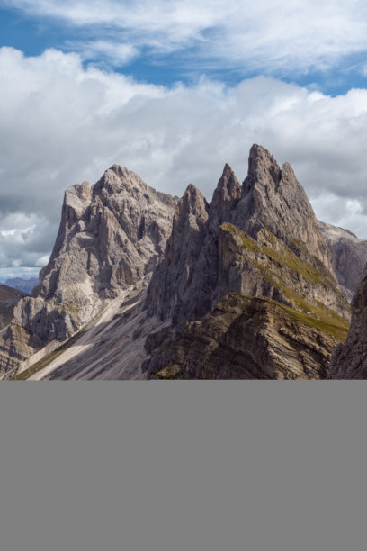 意大利多洛米蒂山脉的塞切达山脊的垂直复古照片。锯齿状的山峰和分层的悬崖在柔和的天空下营造出一种永恒的阿尔卑斯氛围。图片下载