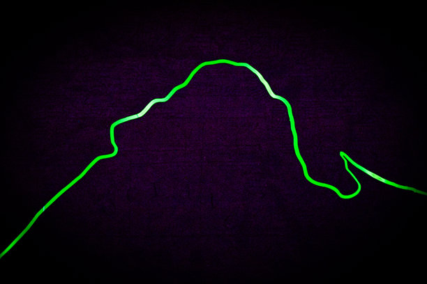 照片中波浪状的光线条纹营造出一种运动和能量的感觉。图片下载