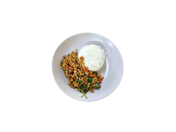 白色背景上的泰式罗勒猪肉炒菜。泰国风味的炒罗勒猪肉。泰国美食菜单。图片下载