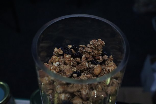 特写照片展示了精美的爆米花，优雅地放置在透明玻璃容器中。图片下载