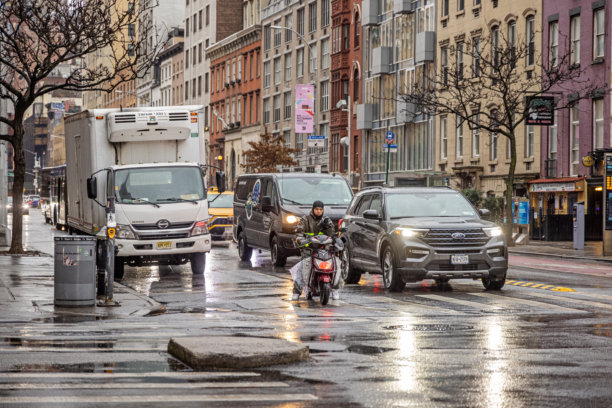 雨天骑电动车的快递员图片下载