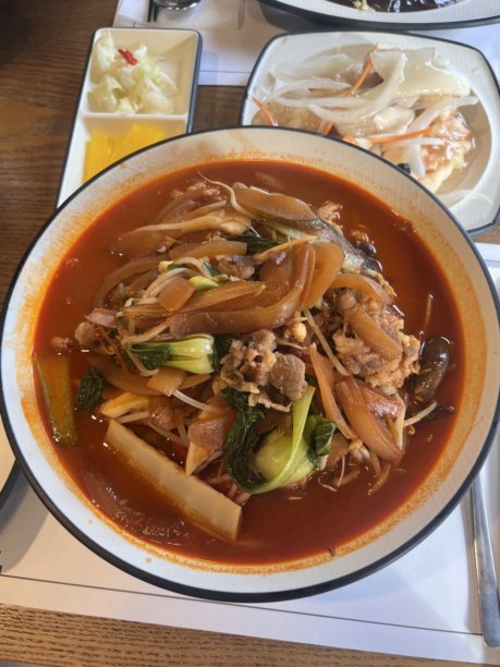 一道典型的四川菜，包含在辛辣美味的汤底中煮制的蔬菜、肉类和海鲜的火锅。图片下载