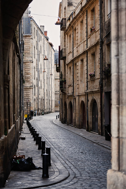 一幅如画的照片，捕捉了迷人欧洲小镇的美丽。图片下载